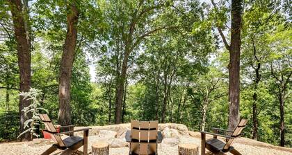 Spacious Home on Beaver Lake w/ Deck & Fire Pit!