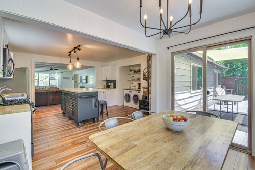 Cozy Retreat w/ Deck ~ 2 Mi to Pinecrest Lake!