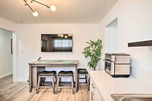 Interior - Modern, Vibrant Unit ~ 4 Mi to Sofi Stadium! (Hawthorne)