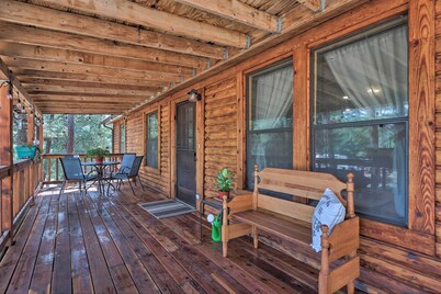 Updated Strawberry Family Cabin w/ 2 Private Decks