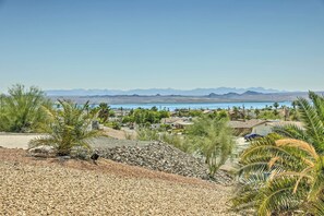 A residential area with houses, a clear blue sky, and distant mountains. - 3bd/3bath/360°views/min to London Bridge/trails (Lake Havasu City)