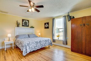 Interior - Decatur Farmhouse Getaway w/ Deck & Backyard (Decatur)