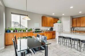 House (6 Bedrooms) | Interior