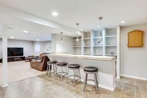 House (6 Bedrooms) | Interior