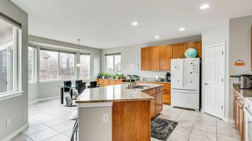 House (6 Bedrooms) | Interior