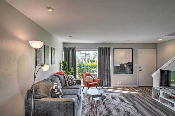 Living area - Condo 1 Mi to Old Town Scottsdale & Golfing (Scottsdale)