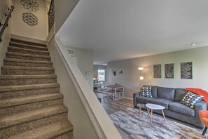 Living area - Condo 1 Mi to Old Town Scottsdale & Golfing (Scottsdale)