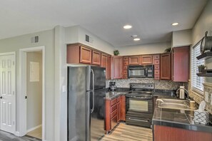 Microwave, oven, stovetop, dishwasher - Condo 1 Mi to Old Town Scottsdale & Golfing (Scottsdale)