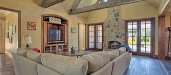 ยินดีต้อนรับครอบครัว! ลาวิช เซลินา โฮม พร้อมห้องเกม  