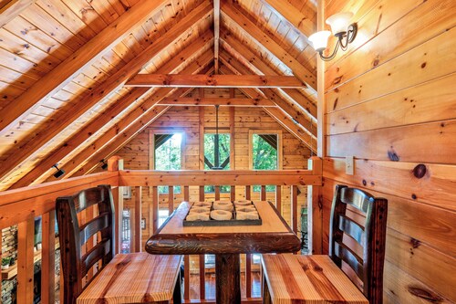 Sevierville Cabin w/ Deck: Minutes to Pigeon Forge