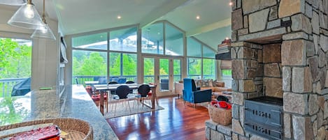 House (5 Bedrooms) | Interior