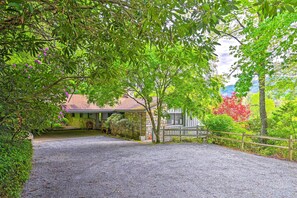 Interior - Cashiers Retreat w/ Fireplace & Mtn Views! (Cashiers)