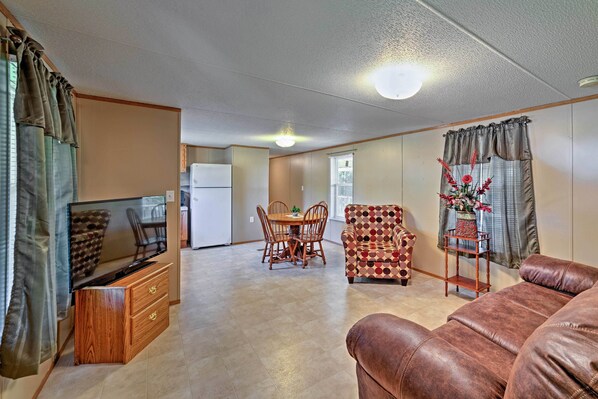 House (3 Bedrooms) | Interior - Waterloo Home With Fire Pit - 1/2 Mi to Boat Ramp! (Waterloo)