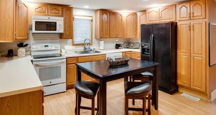 Charming Iowa Abode Near Knoxville Raceway!