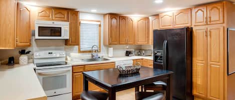 House (3 Bedrooms) | Interior