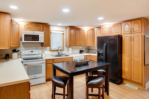 Charming Iowa Abode Near Knoxville Raceway!