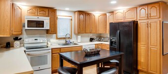 Charming Iowa Abode Near Knoxville Raceway!