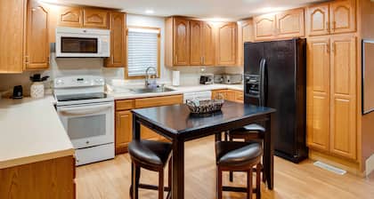 Charming Iowa Abode Near Knoxville Raceway!