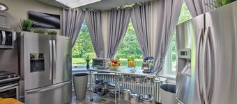 8 Mi to Hersheypark: Luxe Manor in Annville