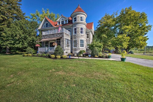 8 Mi to Hersheypark: Luxe Manor in Annville