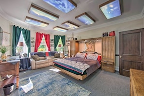 House (Multiple Bedrooms) | Interior - 8 Mi to Hersheypark: Luxe Manor in Annville (Annville)