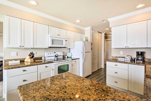 Beachfront Condo w/ Patio & Views - Walk to Shore!