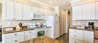 Beachfront Condo w/ Patio & Views - Walk to Shore!