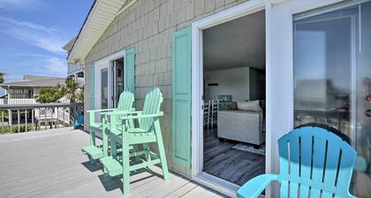Oak Island Beach Abode w/ Deck: Walk to Shore!