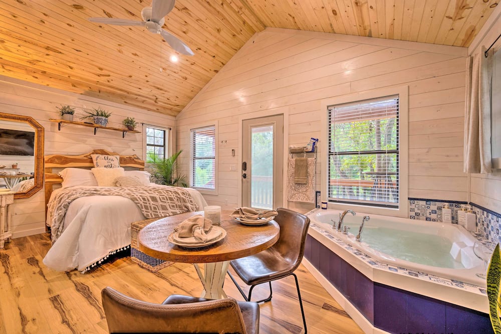 Romantic Broken Bow Cabin w/ Jacuzzi & Fire Pit! - McCurtain County, OK