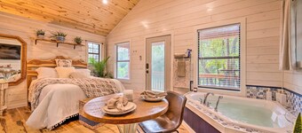 Romantic Broken Bow Cabin w/ Jacuzzi & Fire Pit!