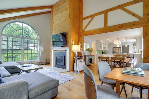 Chic Dover Home w/ Hot Tub: 1 Mi to Golf!