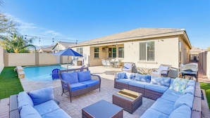 Un jardin avec une piscine, du mobilier d’extérieur et un espace patio.