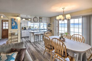 Interior - Relaxing Waterfront Escape ~ 11 Mi to Olympia (Olympia)