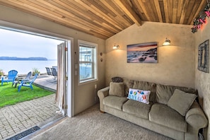 Interior - Relaxing Waterfront Escape ~ 11 Mi to Olympia (Olympia)