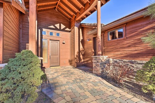 Hike & Explore: Cozy Show Low Gem w/ Fireplace!