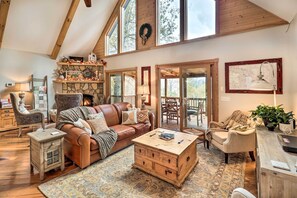 House (3 Bedrooms) | Living area | TV, fireplace, books - Luxe Franklin Home Features Indoor/outdoor Comfort (Franklin)