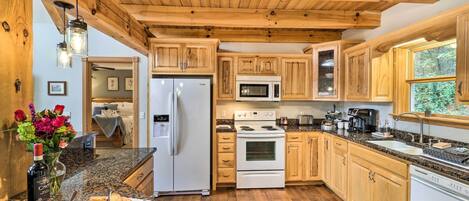 Rumah (3 Bedrooms) | Dapur pribadi | Kursi makan untuk bayi dan tisu