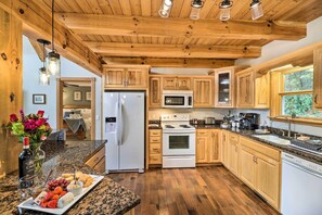 House (3 Bedrooms) | Private kitchen | High chair, paper towels - Luxe Franklin Home Features Indoor/outdoor Comfort (Franklin)