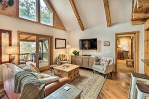 TV, fireplace, books - Luxe Franklin Home Features Indoor/outdoor Comfort (Franklin)