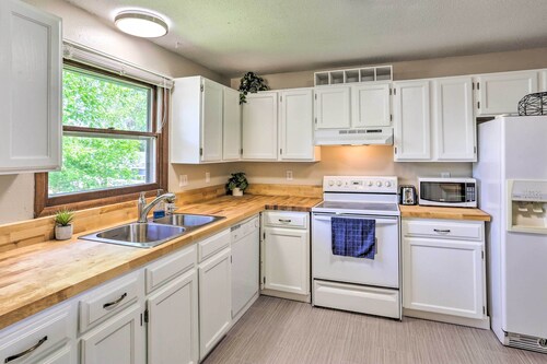 Charming Rapid City Apartment: Walk to Lake!