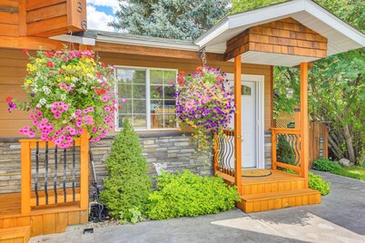 Homey Pet-friendly Libby Cottage w/ Yard by Creek!