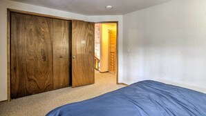 A bedroom with a bed, a wooden wardrobe, and a carpeted floor. - Truckee Winter Escape 6 Mi to Ski Slopes! (Truckee)