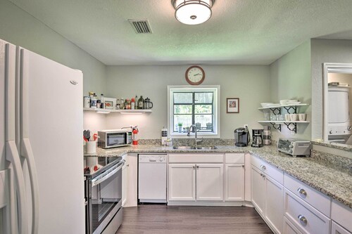 Dog-friendly Home w/ Gas Grill - Walk to Rose Bay!