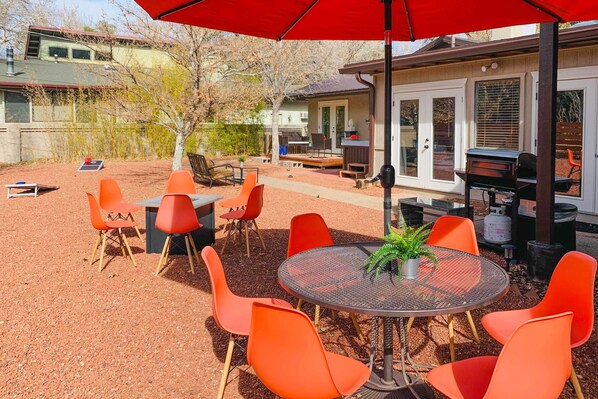 Casa (4 Bedrooms) | Restaurante al aire libre