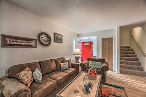 Interior - Mountain Lodge w/ Hot Tub, Walk to Grindstone Lake (Ruidoso)