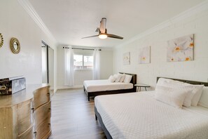 3 室のベッドルーム、ノートパソコン用作業スペース、アイロン / アイロン台、ベッドシーツ