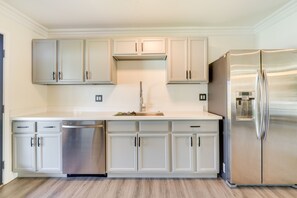 Mikrowelle, Ofen, Herdplatte, Geschirrspüler