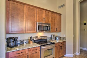 House (3 Bedrooms) | Interior - Modern Mesa Resort-style Home With Fire Pit & Yard (Mesa)