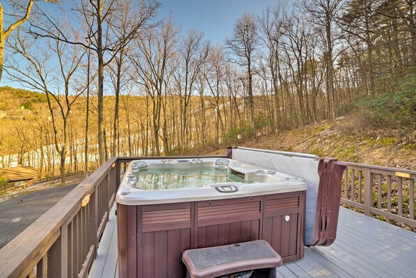 Outdoor spa tub - Slopeside Retreat in Massanutten: Hot Tub & Deck! (McGaheysville)