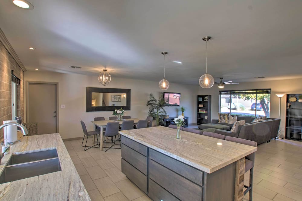 3 Mi to Old Town Scottsdale: Upscale Home w/ Pool! - SRP Tempe Town Lake Marina, AZ